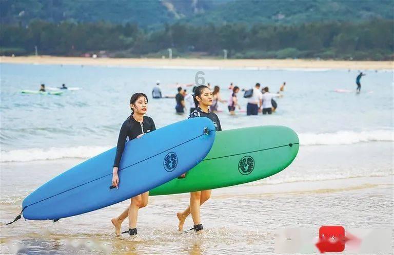 浇花的漂亮女孩